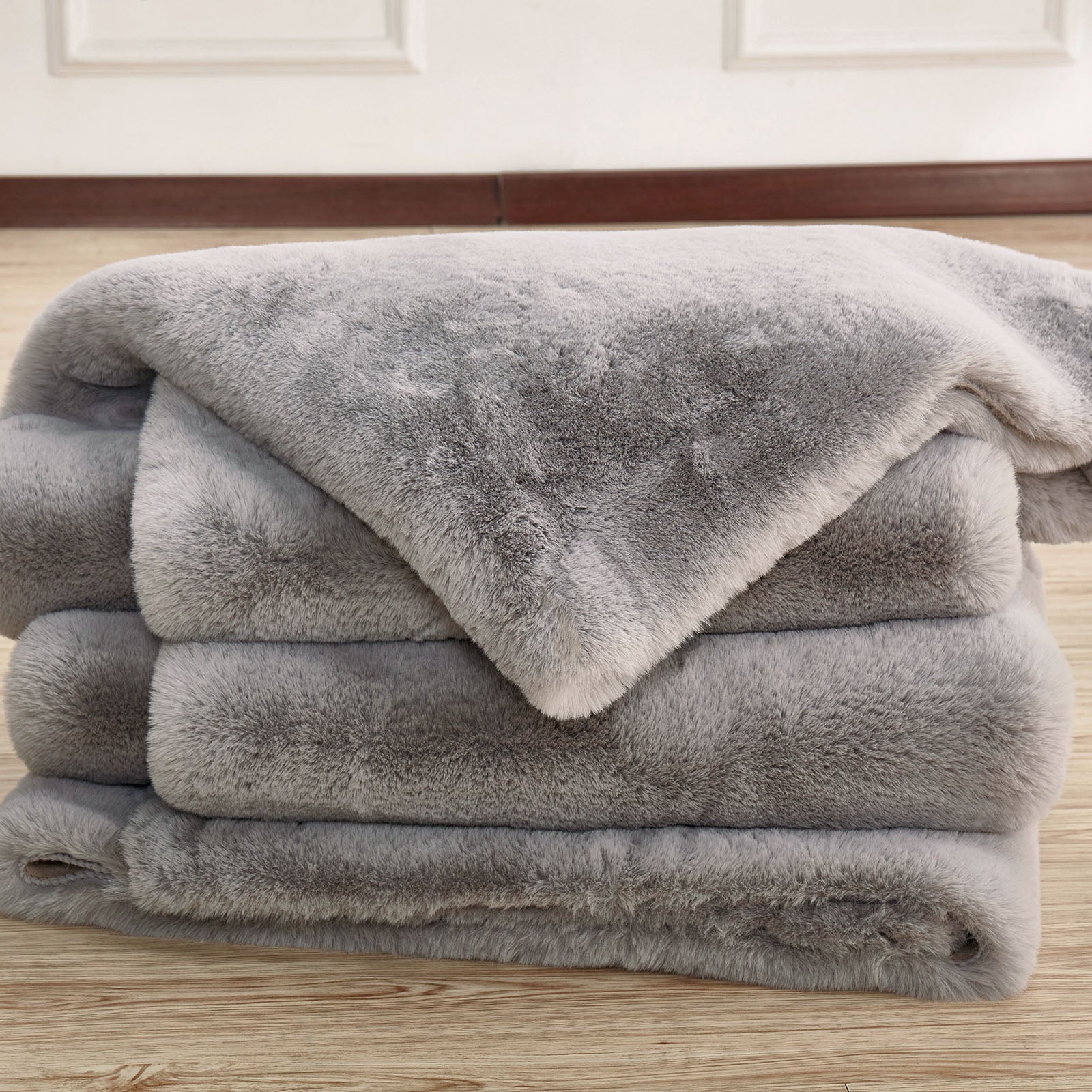 CAPARICA - 5' X 7' Area Rug, Silver - RG4143