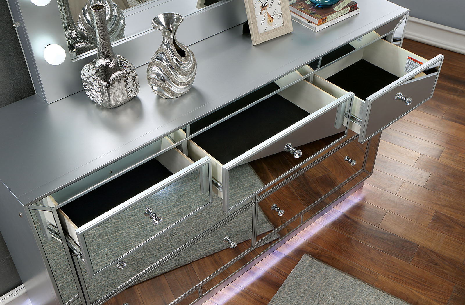 BELLADONNA - Dresser w/ LED - CM7417SV-D