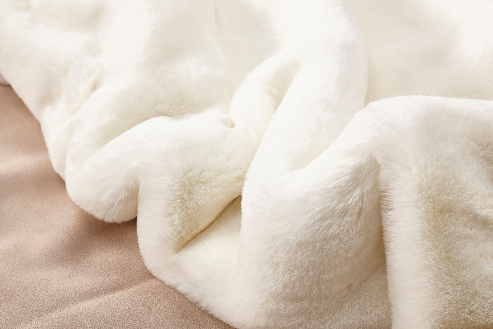 CAPARICA - 5' X 7' Area Rug, Off White - RG4144