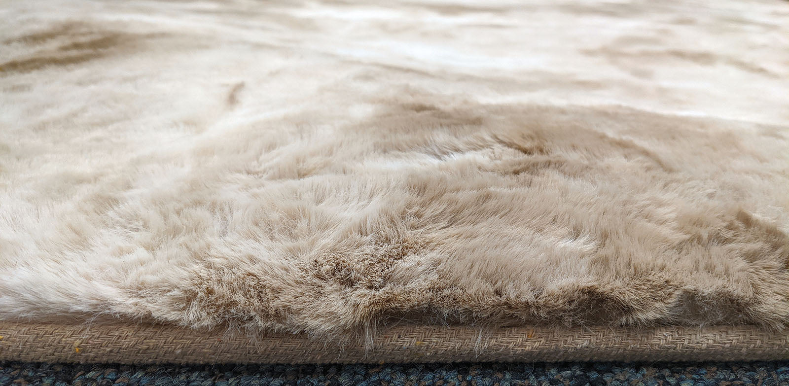 FAMALICA - 5' X 7' Area Rug - RG5134